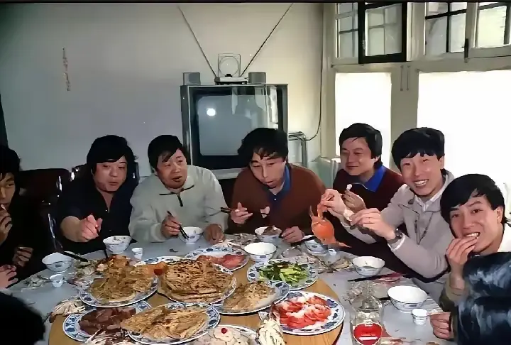 1987年一众相声演员们在招待所，休息吃饭时的一张留影