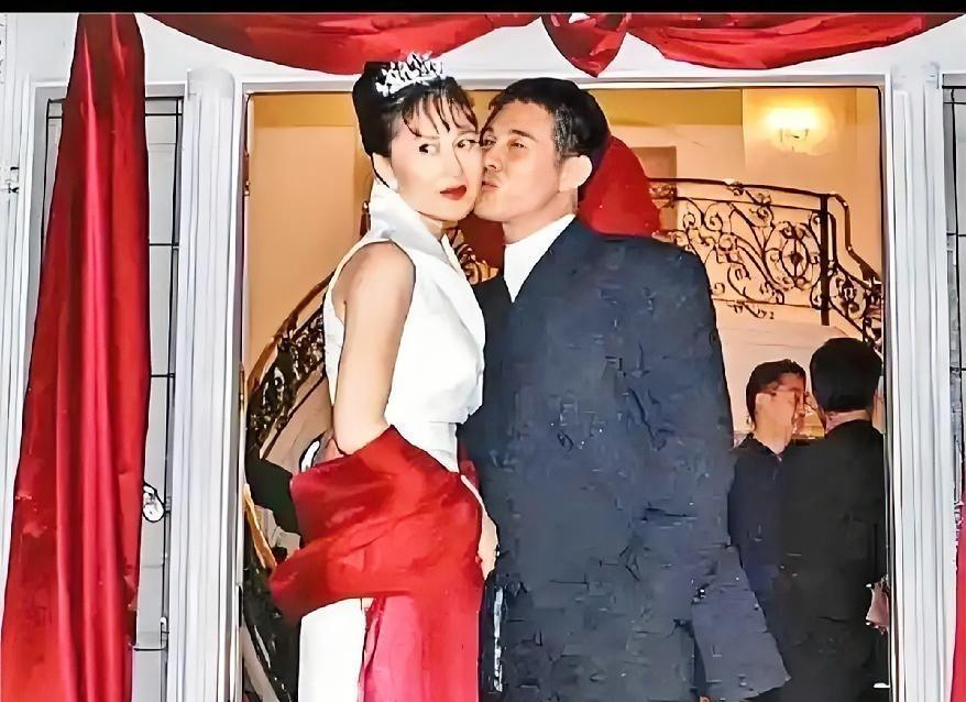 利智嫁李连杰遭婆婆冷待
十年低头换不来一句好话
原因竟然是
利智1999年嫁入李