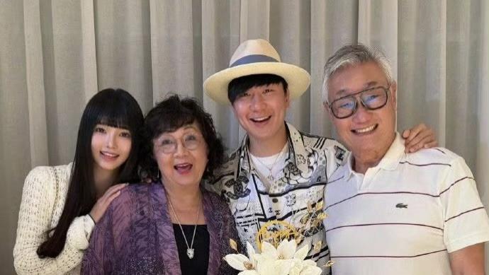 林俊杰借母寿官宣恋情，20岁年龄差及女友背景引热议