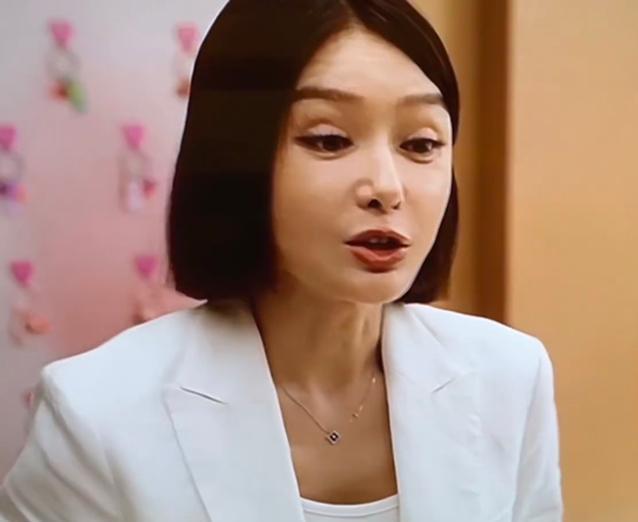 秦岚这脸，看起来撑不了多久了……
新剧这乍一看真是有点吓人啊
其实她演演那种加了