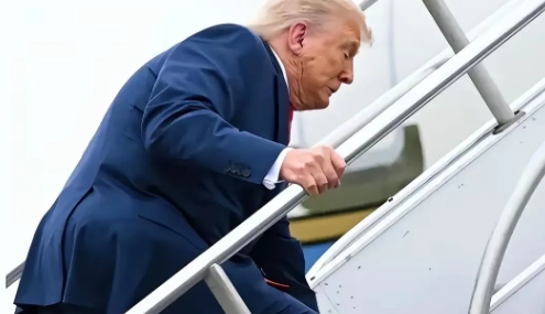 美国总统特朗普正在上演拜登尴尬的一幕。如今，美国总统特朗普的身体状况十分地糟糕，