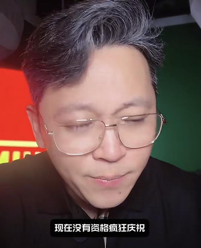 解说员周亮批评了国足球员王钰栋。他表示，在和巴林队进球后，王钰栋不应该庆祝，而是