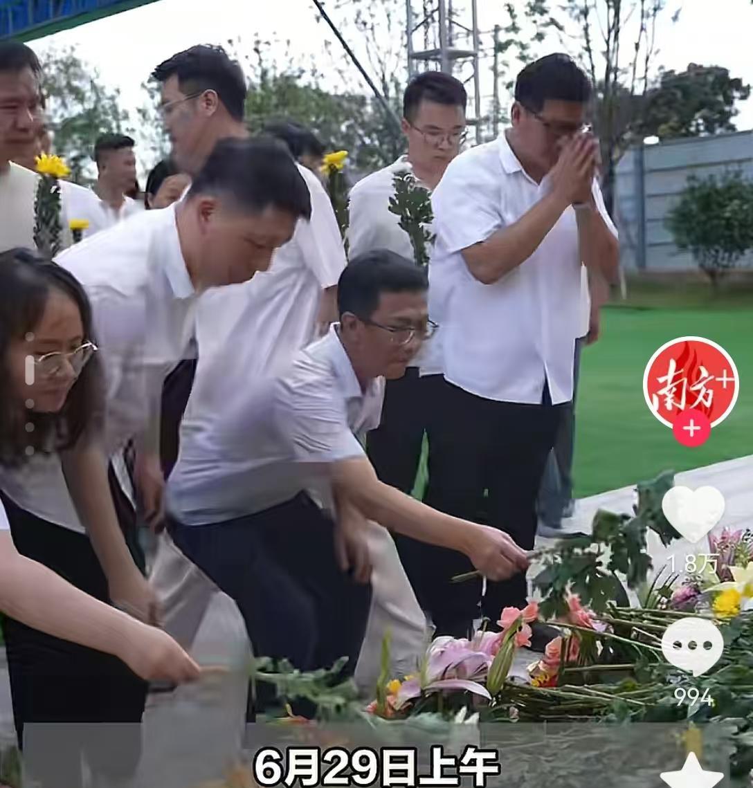 群众双手合十拜别黄旭华老先生
想了一辈子
念了一辈子
生前最后一个愿望终于实现了