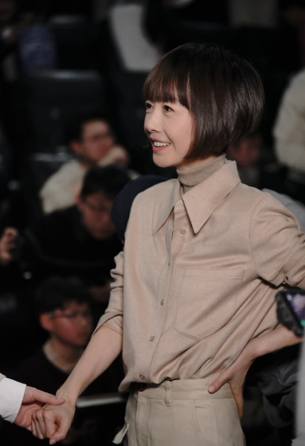 鲁豫穿的这件衬衫真好看，越简单越耐看的衬衫！