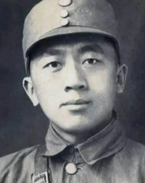 1942年，警卫递给粟裕一包烟，没想到粟裕看到烟盒和里面的字顿时脸色大变，并命令