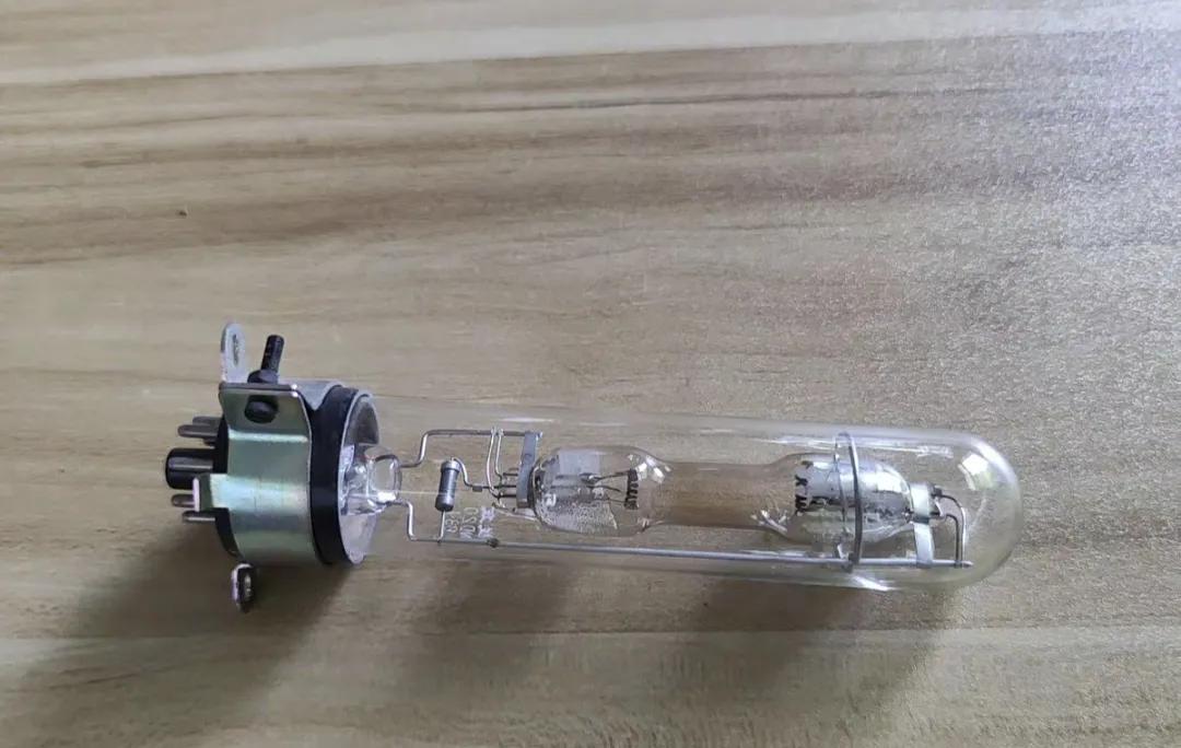 垃圾堆翻出一个奇怪的灯泡，只见灯泡里面有两个内灯泡，内灯泡里各有一个发光的灯丝，