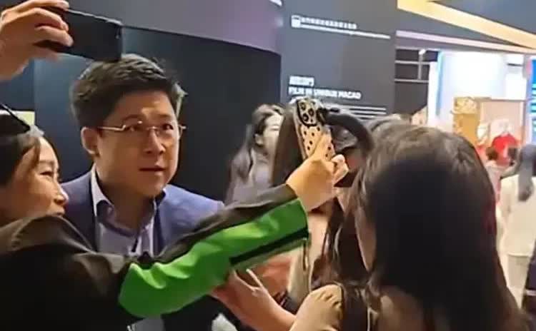 天啊！我还是第一次看霍启刚“急眼”呢，左边这女的人家霍启刚往前走，她搂着霍启刚肩