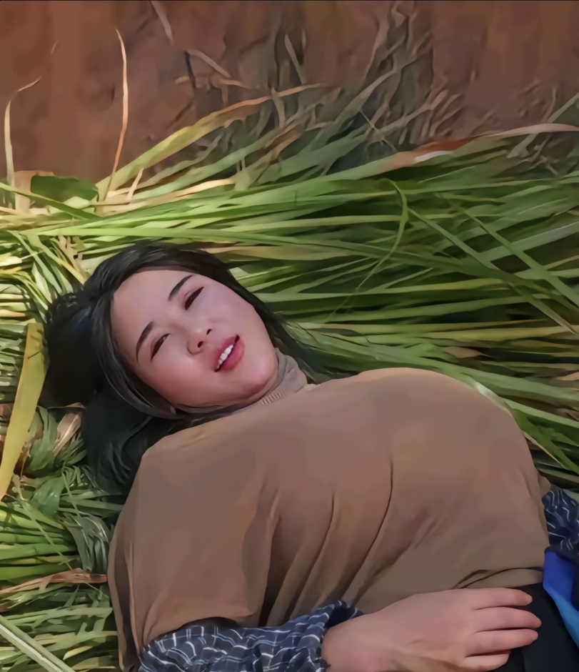 天气太热了，大中午割草把舅妈热不行了