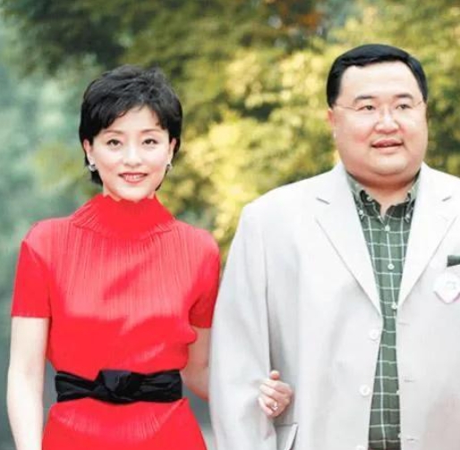 1994年，26岁的杨澜坚决和在银行上班的丈夫张一兵离婚，一转身就嫁给了身价10