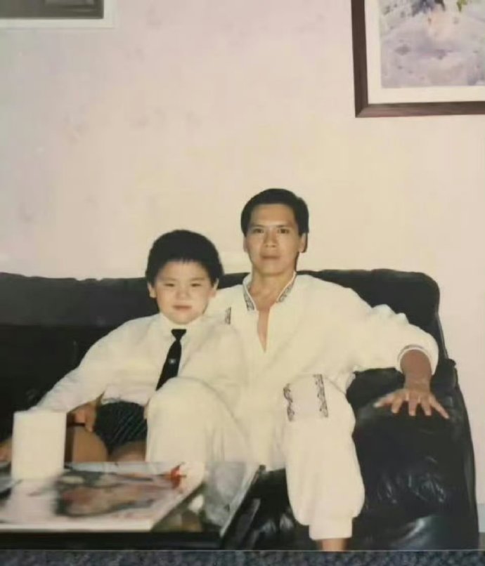 向华强带儿子时凶狠，抱孙女一脸慈祥有爱，果然是隔辈亲具象化了 ​​​