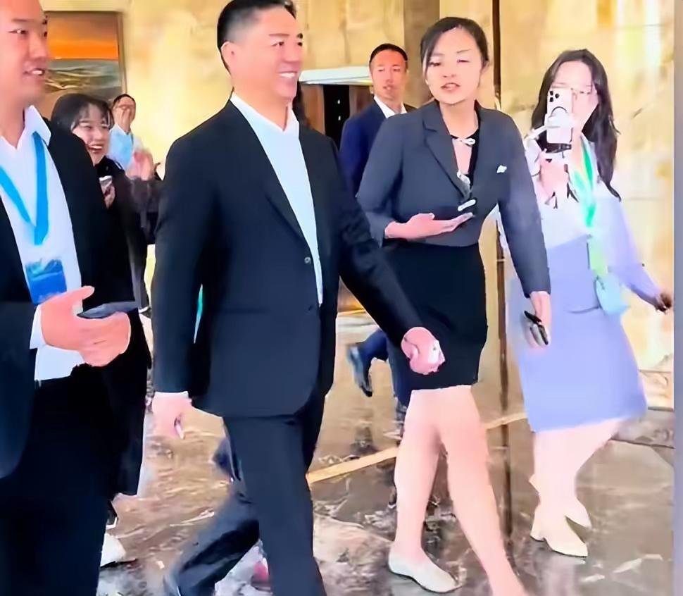 刘强东现身阿里大本营杭州，意气风发，盛赞杭州是世界美食之都。杭州不是美食荒漠吗？