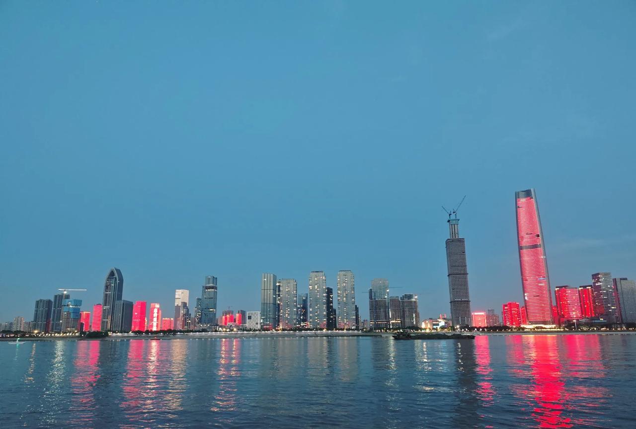 一般的省会城市，夫妻俩有一万五就相当不错了，不仅不用节俭过日子，还能有结余出去旅