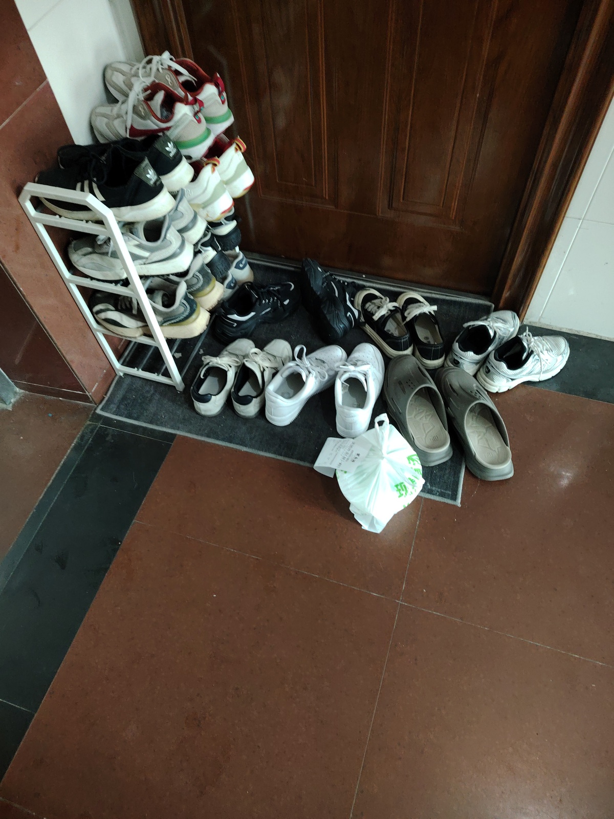 每次到这种门口堆满鞋子的地方送外卖，都强忍着憋气，尤其是那种不透气不通风的楼道，