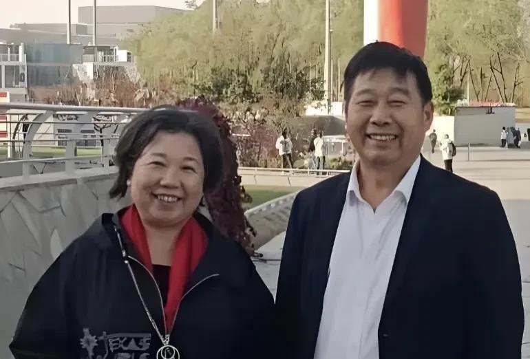 认亲视频里，杜新枝从头到尾口罩戴得紧紧的，还时不时往上拽，记者递给她一瓶水，她喝