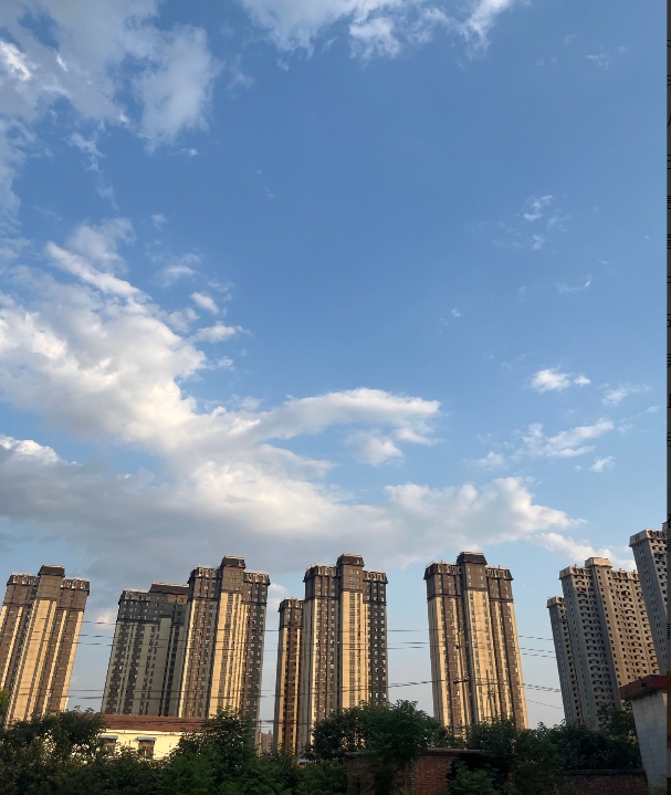 老公坚决反对表姐来家里住！
我表姐离了两次婚了，暑假带着孩子来我们这边玩，我就让