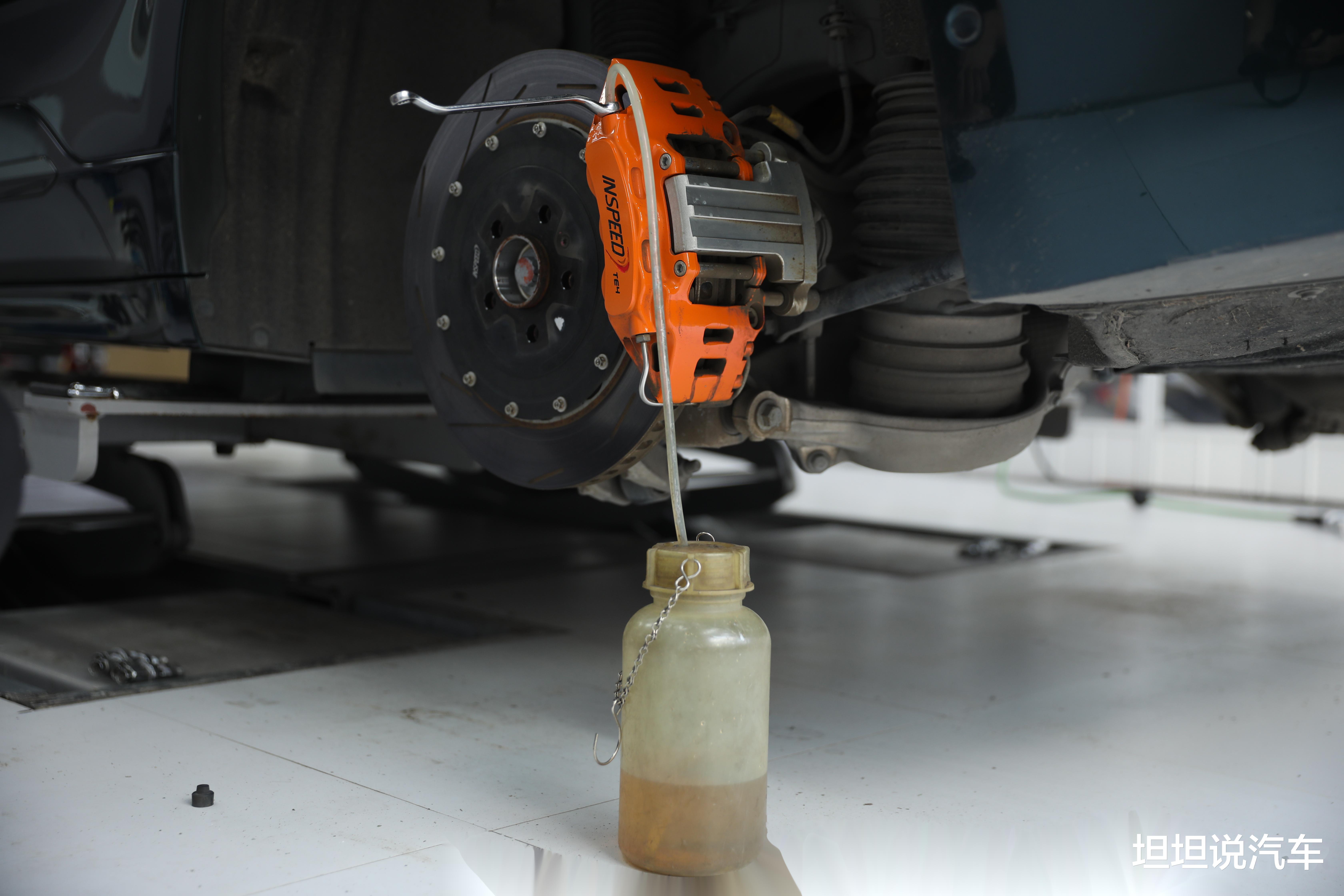 为什么很多修理厂不愿意给车主换刹车油? 原因有3其实很简单