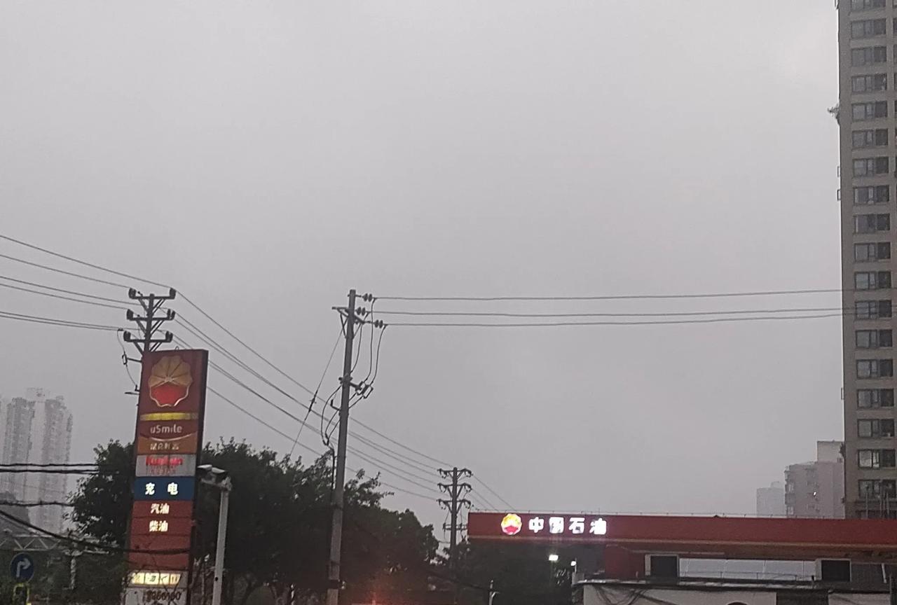 现在加油站都加装了充电桩，连传统加油站都加入到这场汽车革命的潮流来了。现在这种充