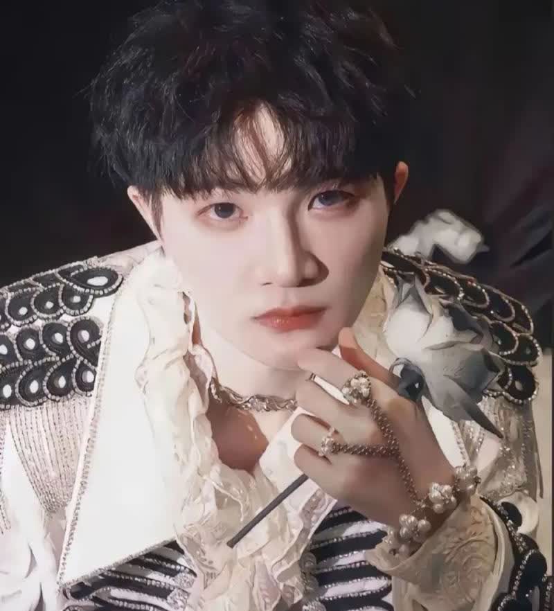 周深发文回顾本季跑男：谢谢大家一直的陪伴。此前在撕名牌中遭嘉宾郭艾伦拖行，导致脸