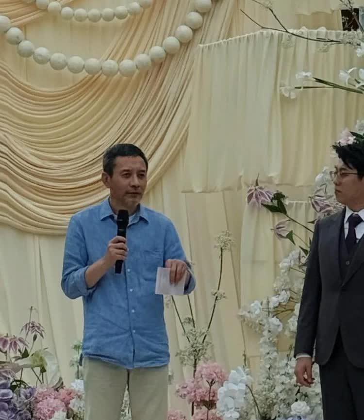 近日，58岁江珊跟二婚老公回老家参加亲戚婚礼，55岁田小洁当主婚人，两人穿着简单