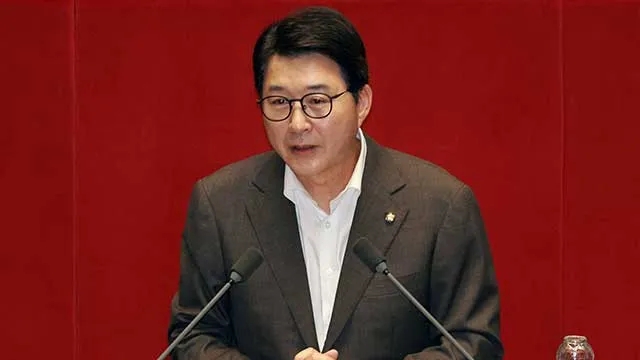 宪院终止韩德洙提名法官的效力。
国民力量瞄准主审法官马恩赫“开炮”，“马恩赫法官