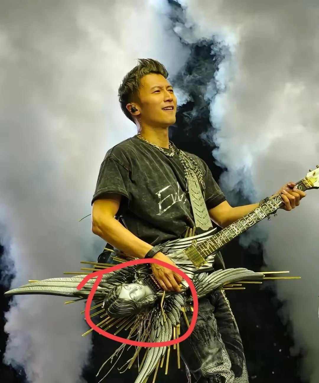 不懂就问，
谢霆锋这吉他多少钱？
演唱会除了话筒，
就属它最抢镜了！
而且很特别