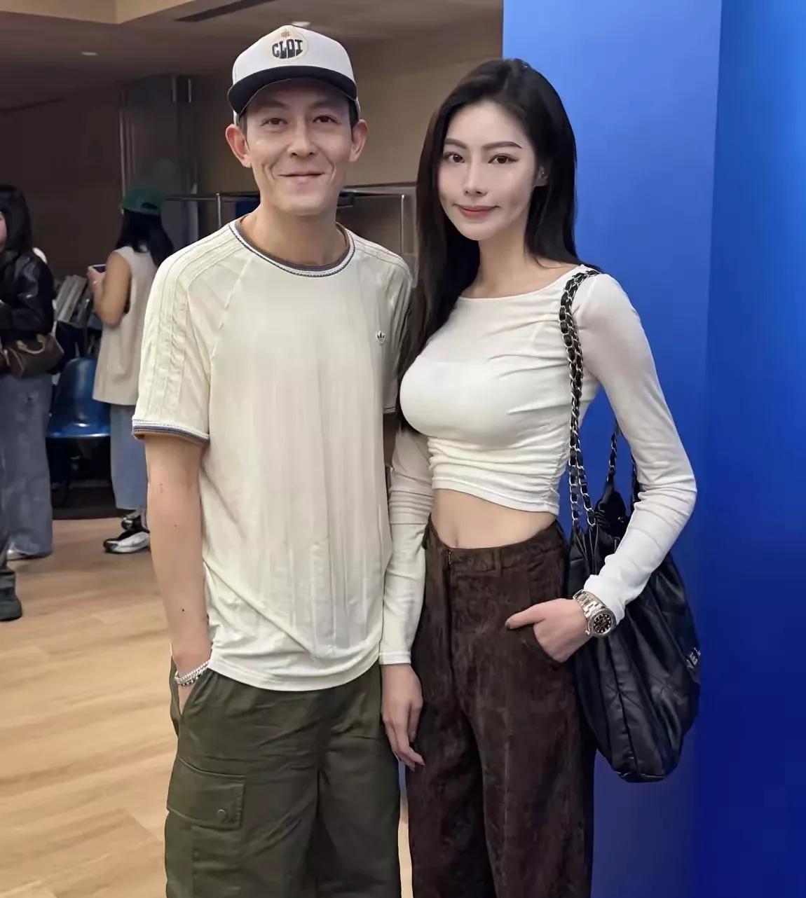 左边的这男的究竟有什么能耐？有什么魅力？十几年前凭借一己之力搞翻了娱乐圈！！想都