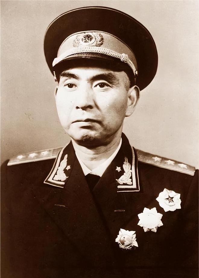 1960年，北京军区司令员杨勇陪同英国蒙哥马利元帅，到军区某部观看射击表演。蒙哥