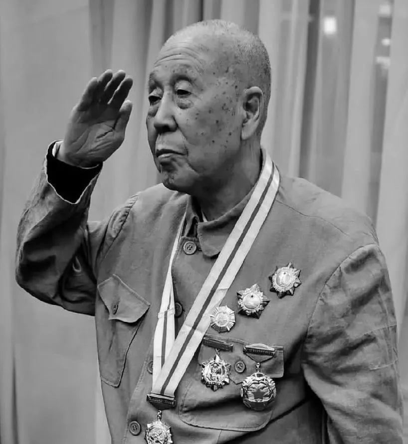 1943年，八路军营长受了重伤，治了1年，动了7次手术都没好，上级决定送他去延安