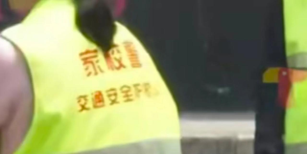 深圳教育局称“义工站岗，”是自愿参与的，深圳市内的中小学，幼儿园普遍要求孩子加长