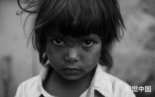 我饿到去坟地偷吃贡品，弃我三年另结新欢的妈妈悔哭了