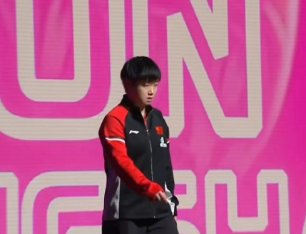 WTT香港总决赛混双小组赛中，与搭档孙颖莎对阵中国香港组合黄镇廷/杜凯琹时，第四