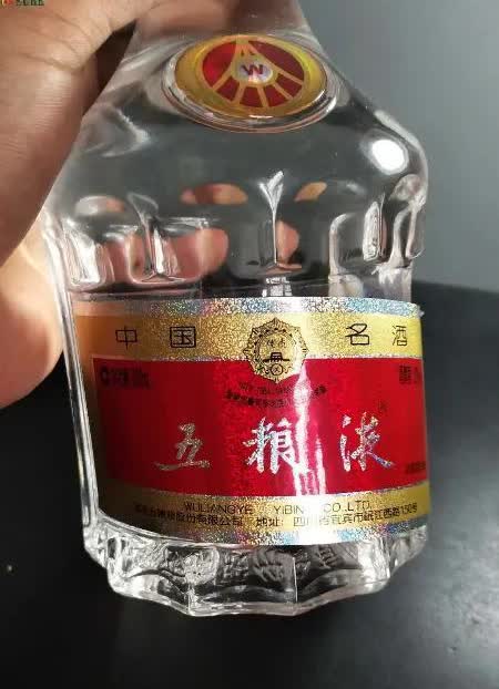 浙江绍兴，一男子花5280元买了6瓶五粮液，发现为假酒找涉事烟酒店索赔，但烟酒店