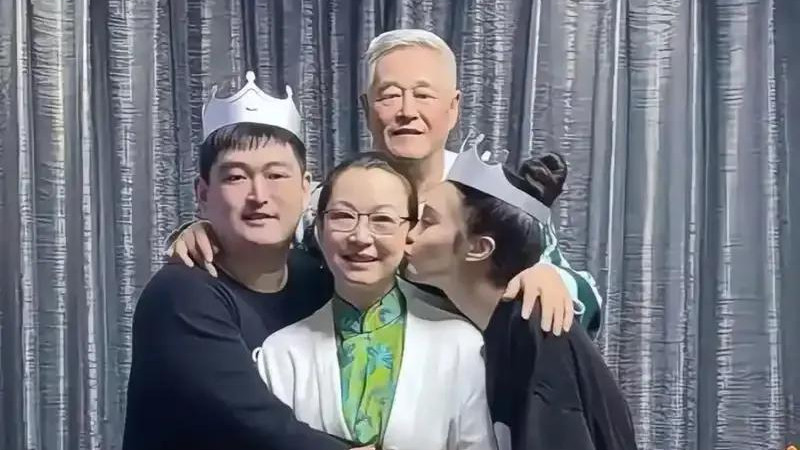 赵本山一家为儿女庆生 67岁赵本山和老婆罕见同框 一家四口其乐融融
