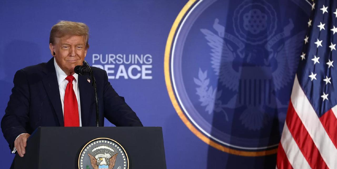 特朗普的逻辑绝了，不与俄罗斯交好，就会让美国陷入危险中，所以他要与俄罗斯交好。特