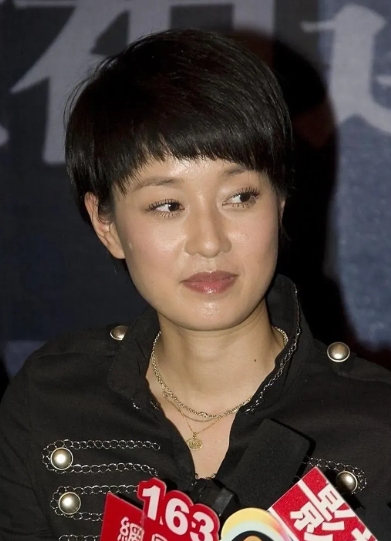 马伊琍上节目被郭德纲问起“结过两次婚还有个儿子”的传闻时，那一笑可太有劲儿了——