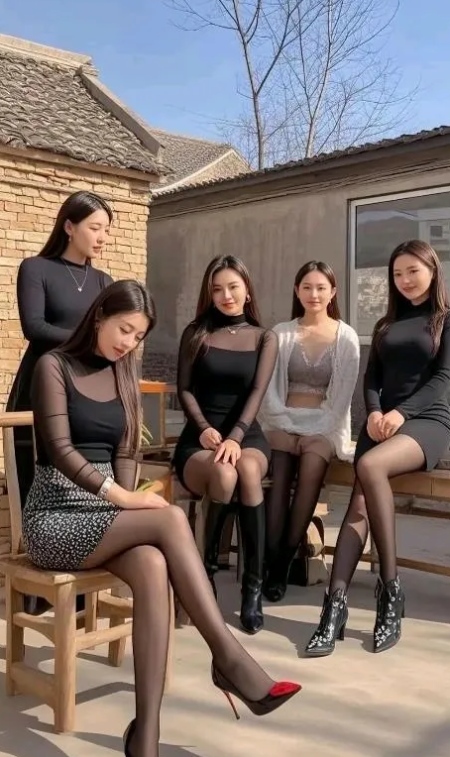 姐妹们一起享受阳光的美好时光，都是单身，喜欢哪一款