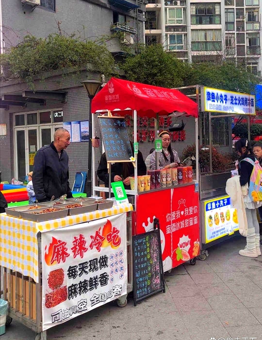 地摊经济，有人日入千元，有人血亏一千。飞天娃娃滞销，网友一肚子苦水。冷串小摊，日