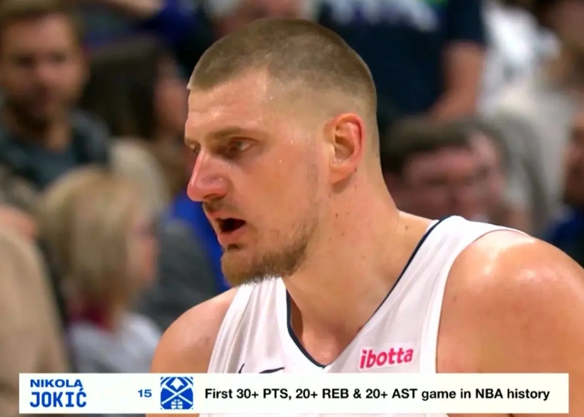 这回真是历史第一，这应该是NBA历史上唯一一个30+20+20了吧！
杜兰特的镰