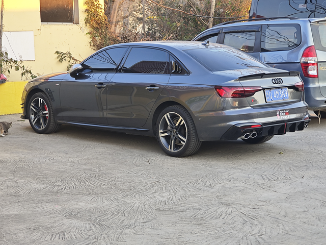奥迪A4小改
新车买来就简单改了一下 原车天云灰已经很好看的颜色了
