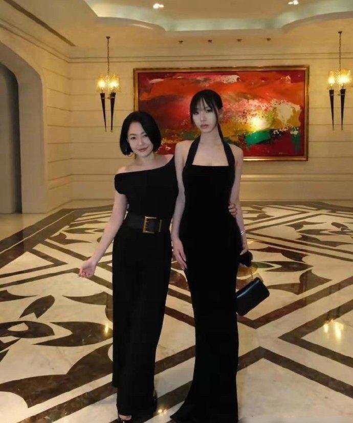 小s和女儿合照，无论怎么摆姿势，都被女儿的身高和气质比下去了