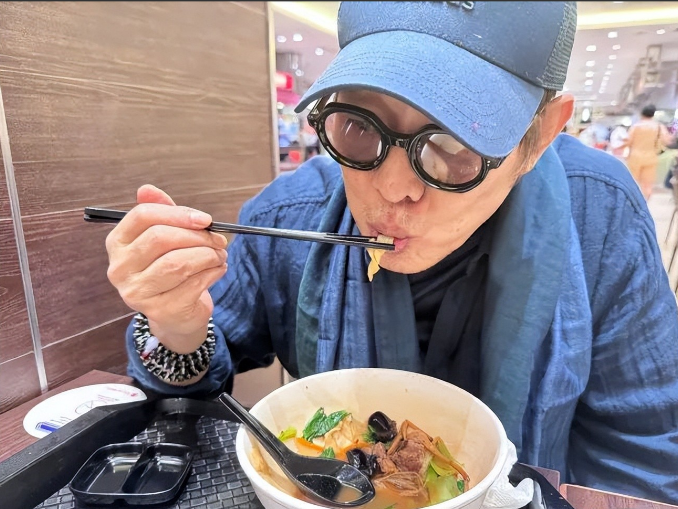 刚刚李连杰报平安，出院第一顿是刀削面，还提醒大家好好吃饭
近日，李连杰生病住院的