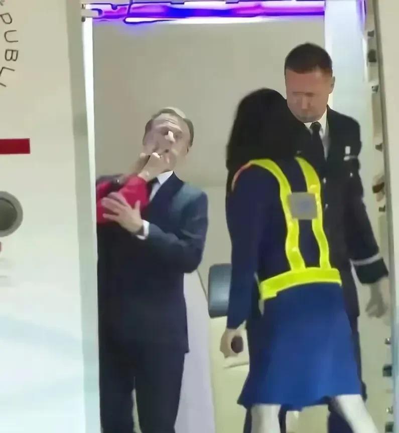 再老的女人也是有脾气的，72岁的老女人给了48岁的丈夫一巴掌，而且是在全世界人民