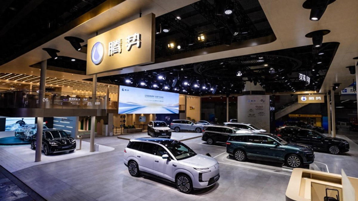 TVB花旦黄翠如现身广州车展腾势展台