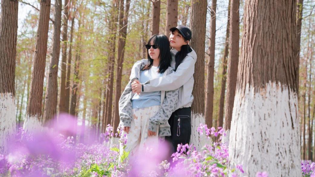 雷佳音一家五一度假引热议：与老婆年龄差明显13岁北北露脸像妈妈