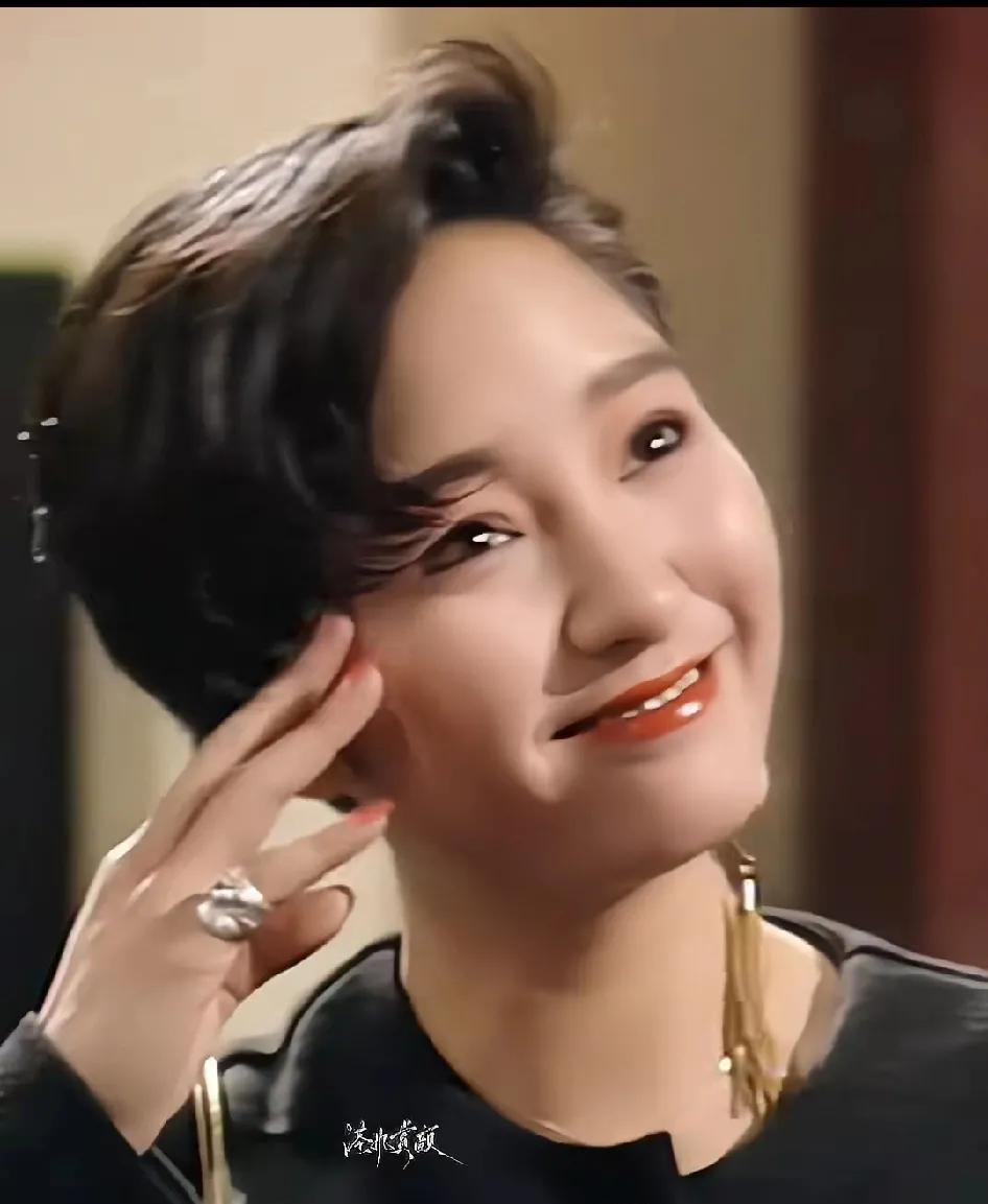 大家发现没有？雪梨才是娱乐圈最痴情的女演员！1982年，17岁的她因为与徐少强合