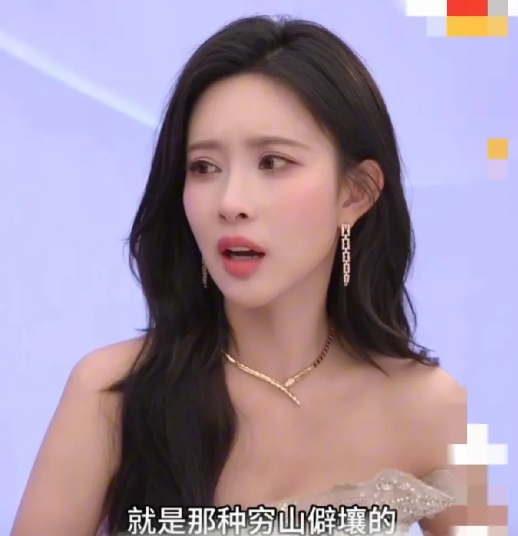 孟子义太飒了！直播里她聊起拍戏遇上生理期的尴尬，语气轻松得像在讨论午饭吃什么。片