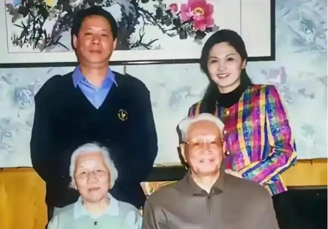 开国元勋张震夫妇及儿子张宁阳与儿媳韩月乔留下了一张合照，然而张震未料到，感情甚笃
