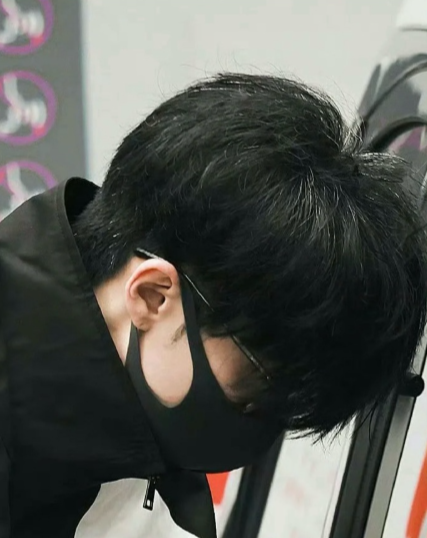 王鹤棣不到30已经很多白发了，这应该和遗传有关