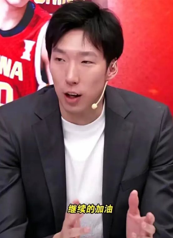 男篮亚洲杯过后，现在趟着倒霉的应该就是周琦了！

这位老兄啊，你责备他不想为国效