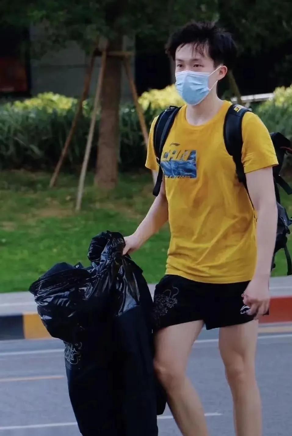 我没见过的姜黄色系列
大头和莎莎为啥穿什么颜色都好看呢
从去年的奥运到今天一年了